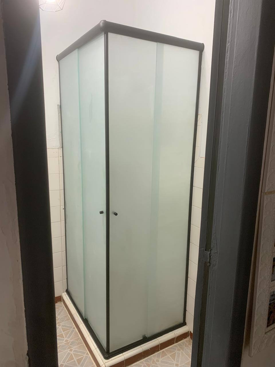 Box de canto jateado — Banheiro · Box em L com vidro jateado e perfil preto