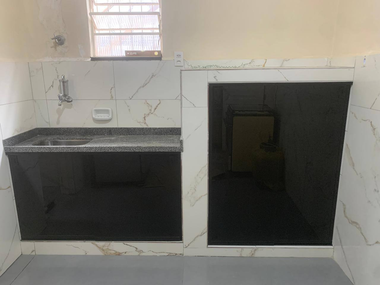Kit pia — Banheiro · Pia com tampos de vidro e acabamento em inox