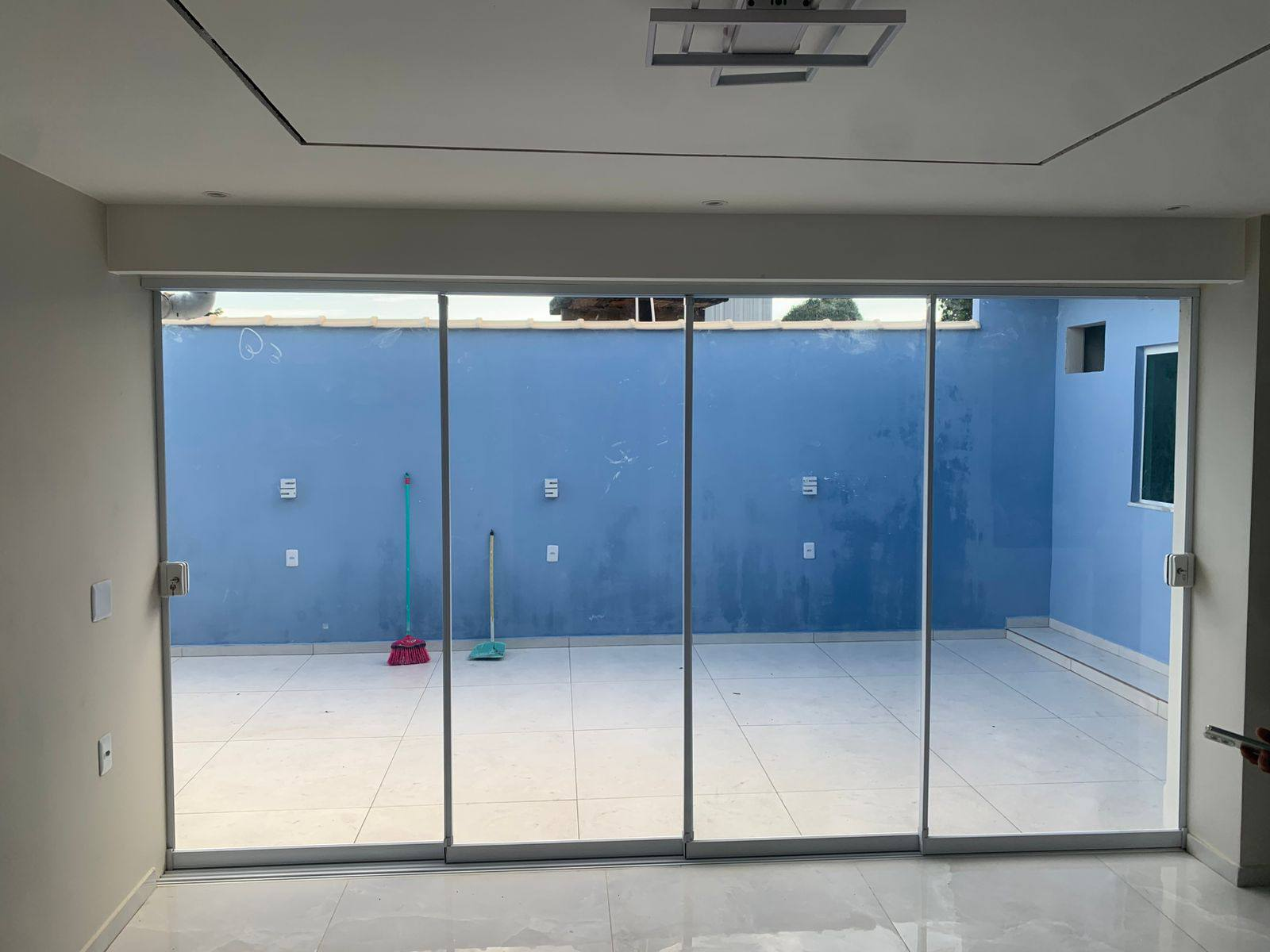 Porta de correr Max System — Residencial · Acabamento em alumínio e rolagem suave