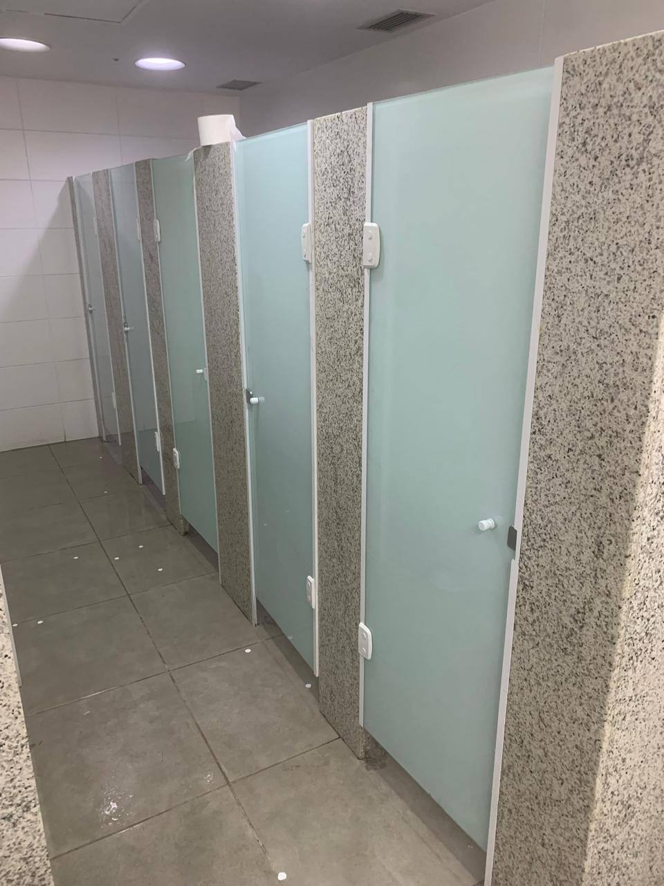 Porta open de banheiro — Banheiro · Divisória jateada para área úmida